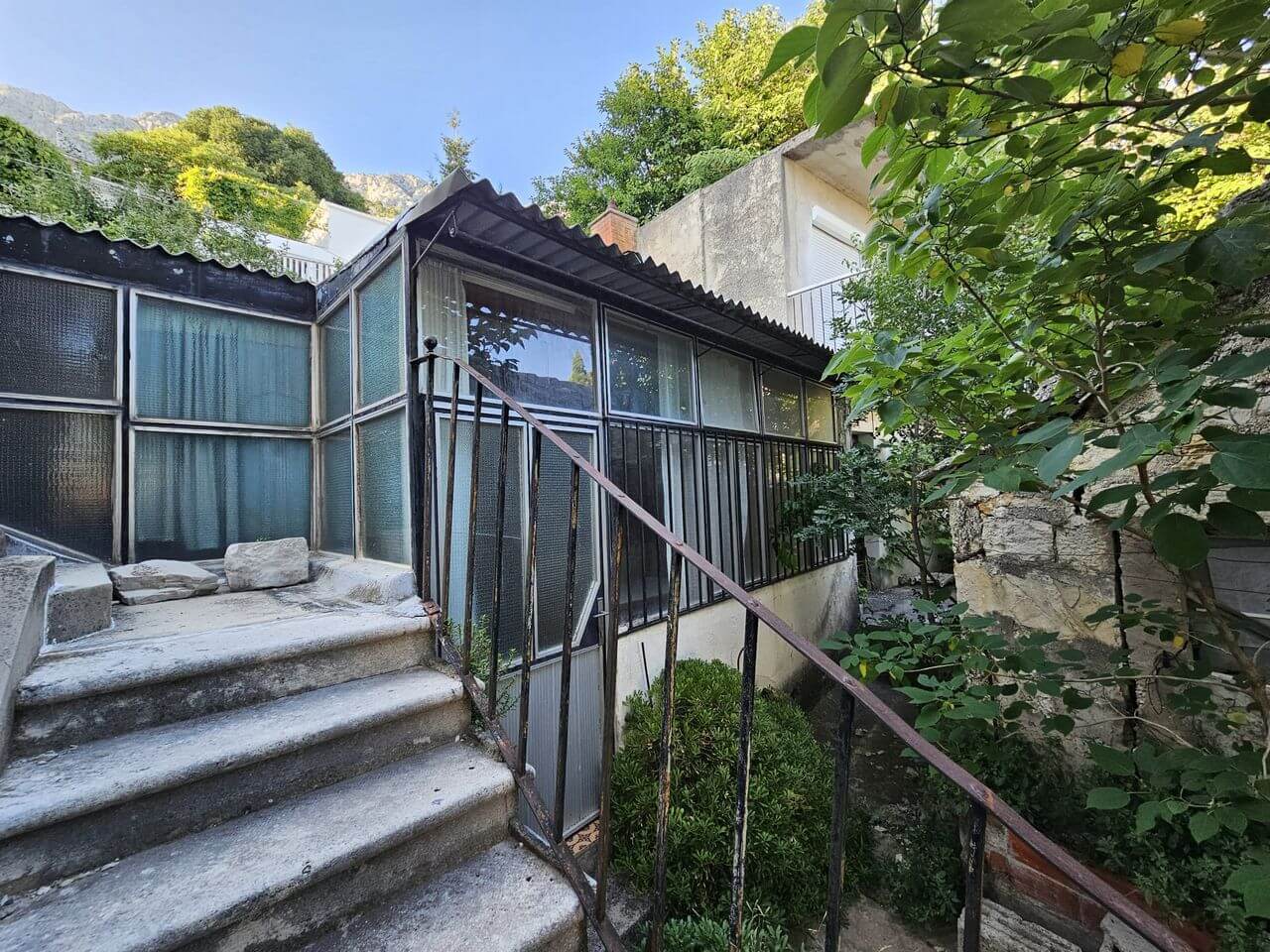 Kamena kuća i zemljište u Marušićima - prodaja